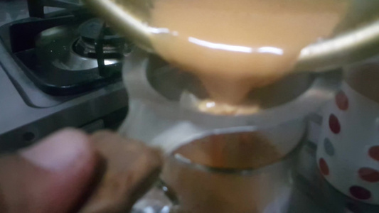 准备牛奶茶通过下巴或金属筛子进行筛选视频