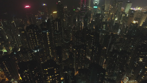 夜里香港住宅高楼空中垂直自上而下观望无人机正向前飞行28秒视频