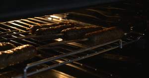 烤炉中烧烤的烤香肠26秒视频