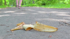 香蕉皮在街上丢垃圾一个坏男孩走后倒在路边的泥地上结果11秒视频
