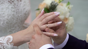 新娘和新郎在仪式上交换结婚戒指8秒视频