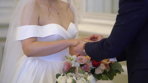 新娘和新郎在仪式上交换结婚戒指7秒视频
