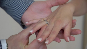 新娘和新郎在仪式上交换结婚戒指9秒视频