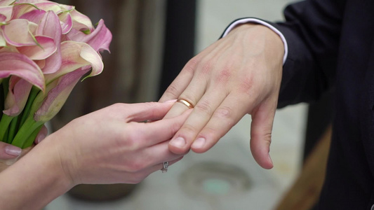 新娘和新郎在仪式上交换结婚戒指可爱的一对视频
