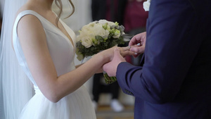 新娘和新郎仪式上交换结婚戒指9秒视频