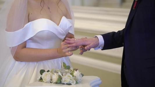 新娘和新郎在仪式上交换结婚戒指视频
