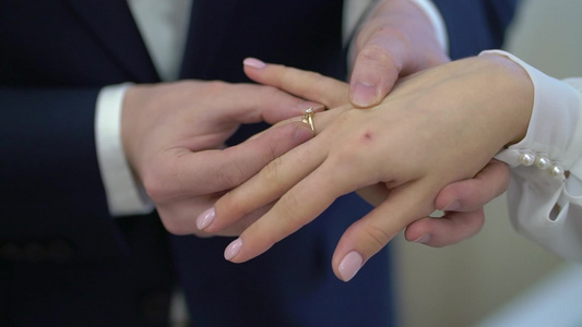 新娘和新郎在仪式上交换结婚戒指可爱的一对视频
