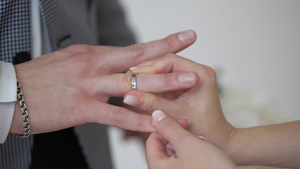 新娘和新郎仪式上交换结婚戒指17秒视频
