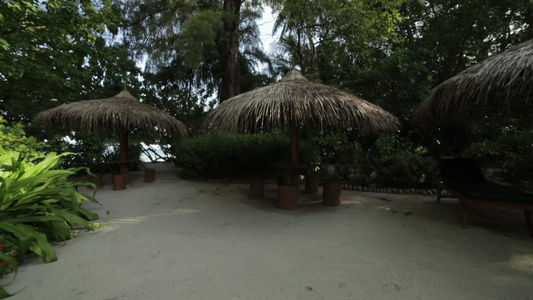 岛上的面孔里有一条小条带家具和阳伞的小酒吧视频
