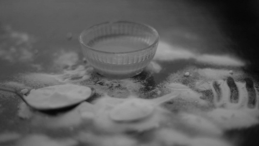 在木质表面的玻璃碗中用苏打水面罩同时用苏打汽粉和蜂蜜视频