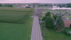 以无人驾驶飞机为例在阴云的夏季天开始一场5k马拉松32秒视频