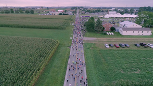 以无人驾驶飞机为例在阴云的夏季天开始一场5k马拉松28秒视频