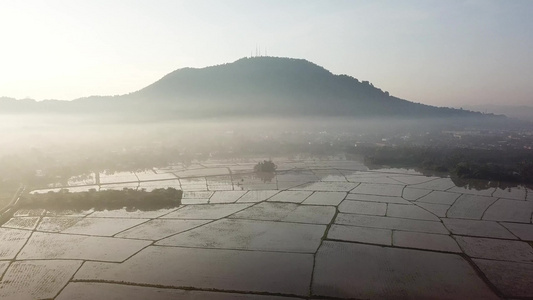 空中飞向BukitMertajam山视频