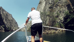 夏天在马塞多尼亚峡谷玛特卡山谷乘船拍照26秒视频