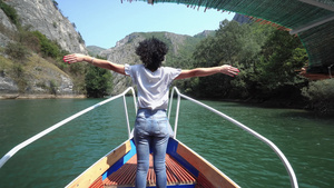 妇女敞开双臂享受夏日的微风和清凉的玛特卡湖在阳光明媚14秒视频