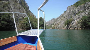 在马塞多尼亚斯科佩耶岛的马特卡湖上的中小型帆船17秒视频