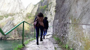 两名女游客走马特卡湖特雷斯卡河峡谷落基山脉上雕刻13秒视频