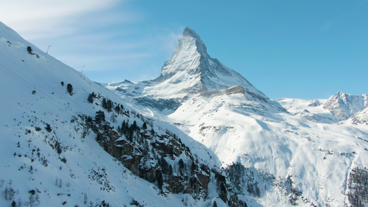 冬日的马特宏峰山瑞士阿尔卑斯山雪中的瑞士鸟瞰图中景视频