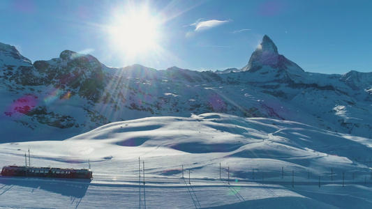 在阳光明媚的冬日马特宏峰山和齿轮铁路列车瑞士阿尔卑斯山视频