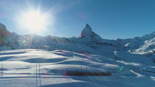 在阳光明媚的冬日马特峰山和齿轮铁路列车瑞士阿尔卑斯山视频
