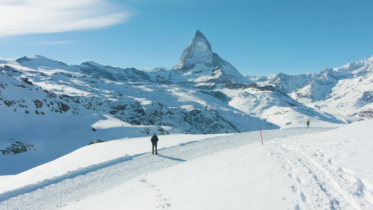 冬日的马特峰山和远足者瑞士阿尔卑斯山瑞士鸟瞰图无人机视频