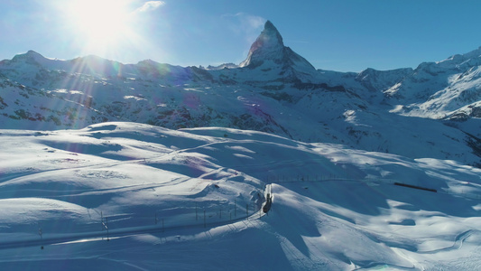 在阳光明媚的冬日马特宏峰山和火车瑞士阿尔卑斯山瑞士视频