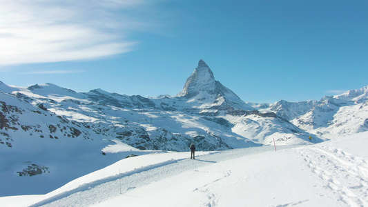 冬日的蓝色马特峰山和远足者瑞士阿尔卑斯山瑞士鸟瞰图视频