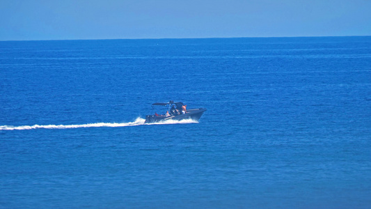蓝海平面4公里运行的快艇视频