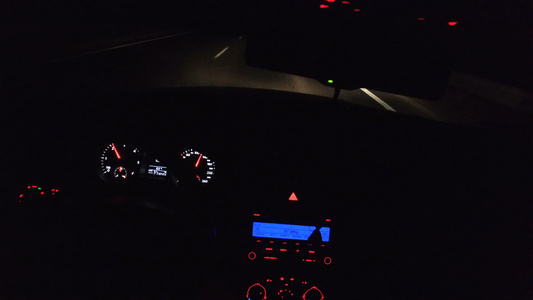 在夜间驾驶汽车视频