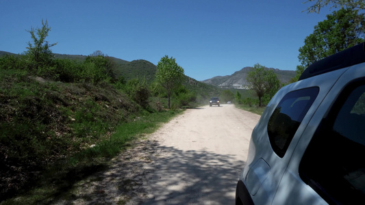 在山上一条农村公路上行驶的后背小狗吉吉普车视频