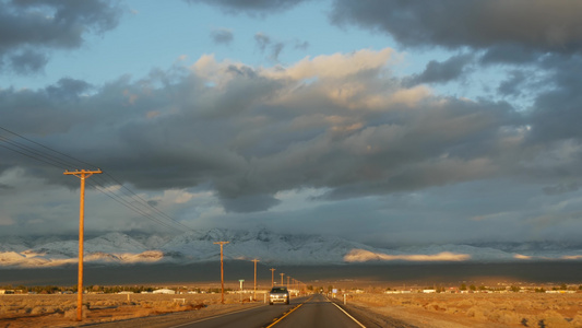 公路旅行驾驶汽车从死亡谷到美国内华达州拉斯维加斯在视频