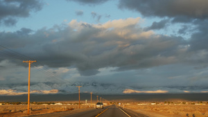 公路旅行驾驶汽车从死亡谷到美国内华达州拉斯维加斯18秒视频