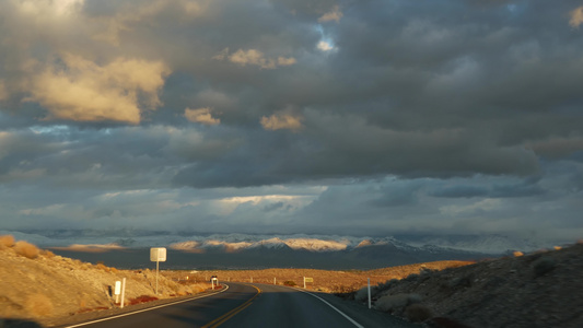 公路旅行驾驶汽车从死亡谷到美国内华达州拉斯维加斯在视频