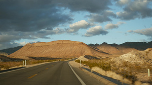 公路旅行驾驶汽车从死亡谷到美国内华达州拉斯维加斯21秒视频