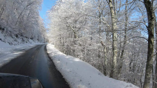 在空路上驾驶有雪覆盖的地貌景观美丽的冬季季节背景视频