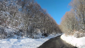 在山路的阳光明媚的冬天开车23秒视频