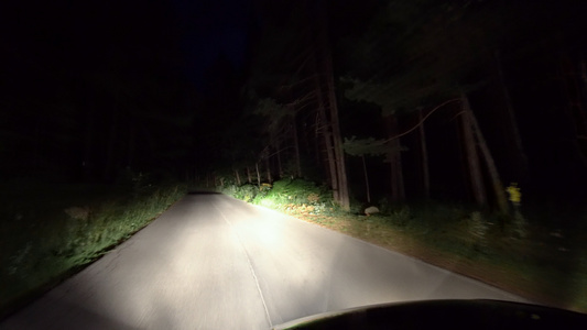 在Freest的山地乡村公路上夜间驾驶视频