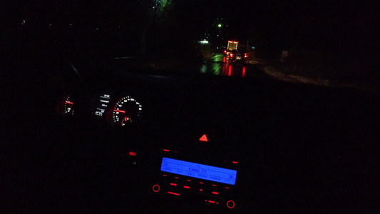 从车内驾驶第一视角可以看到仪表板和湿挡风玻璃在重型交通视频