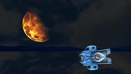 湖面和夜空半月与乌云之间反射的镜像缩影视频