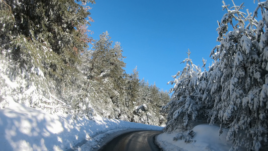 穿越山地地带的雪雪雪乡村公路经山地视频