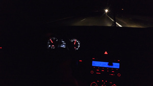在高速公路上乘坐第一视角夜车观看仪表板和车内汽车21秒视频