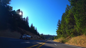 汽车在加利福尼亚州国家公园内移动的情况36秒视频