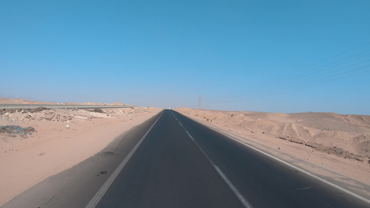 第一视角在穿过埃及沙漠的路上开车视频