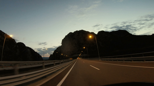 黄昏时驾驶和进入高速公路隧道视频