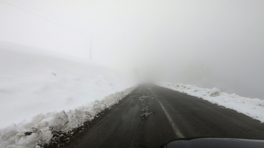 车在冬天的路上行驶在暴风雪中第一视角视频