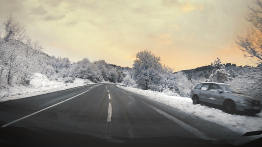 驾车渡过冬季日出在冰霜的路上下雪视频