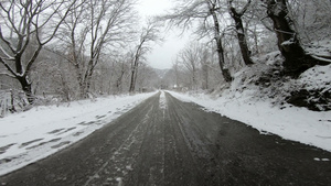 在雪中驾驶汽车危险路26秒视频