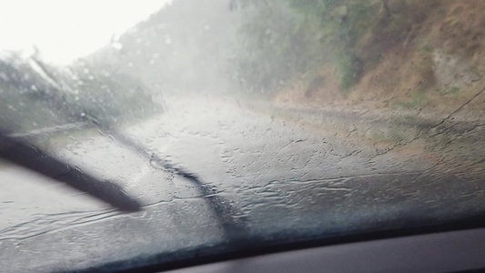 路过车窗有雨滴在下雨中驾车视频