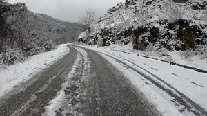 在雪冻的农村公路上驾驶缓慢和谨慎23秒视频