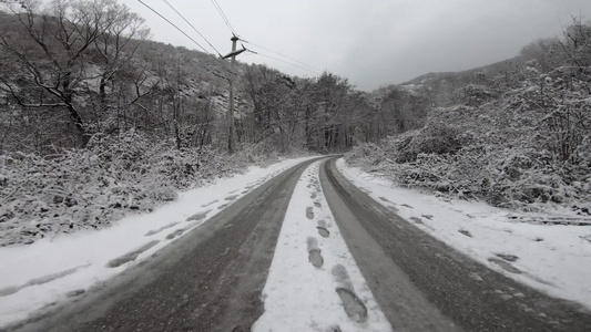 冬季在乡下滑雪路上驾驶车视频